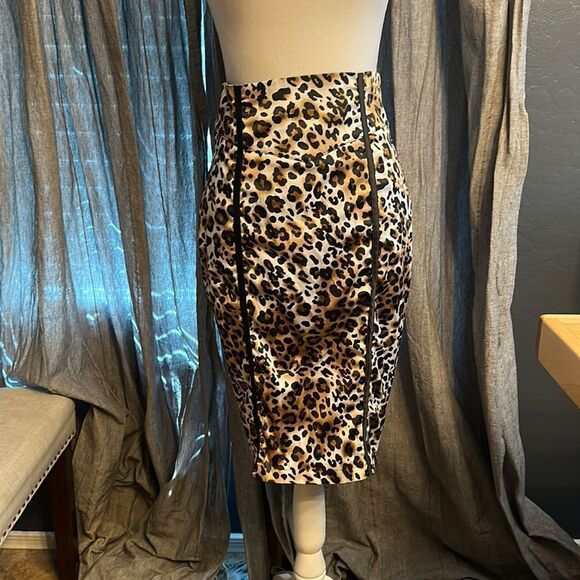 XOXO Dresses & Skirts - XOXO leopard print skirt zipper up and down